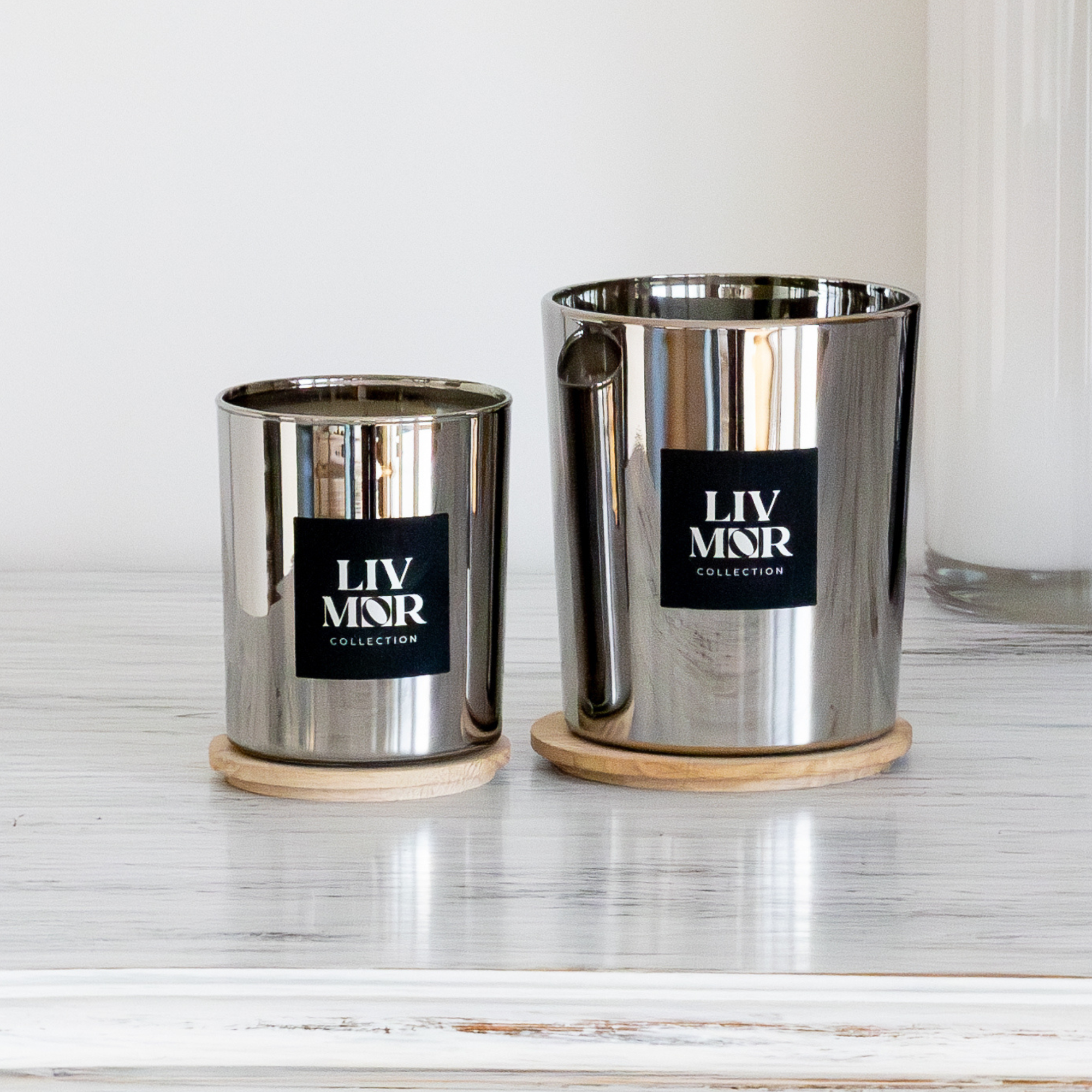 Alpine Style Collection. Duftkerzen im metallischen Glas mit Deckel aus Eichenholz und Livmor Gravur. Edle Schwarze Etiketten. Größen XS,S,M.