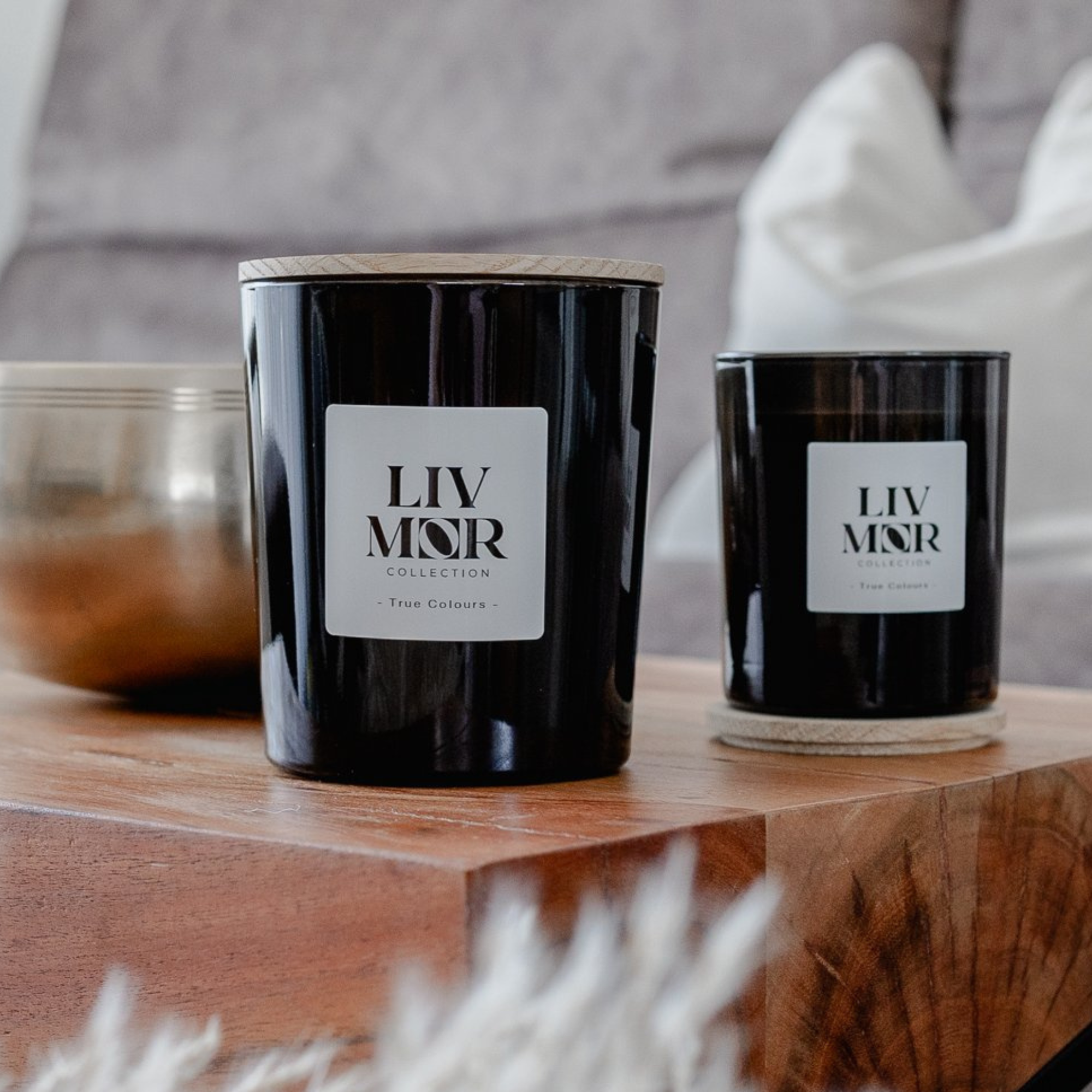 Unsere Essence of Us Kollektion. Duftkerzen im schwarz metallischem Glas mit Deckel aus Eichenholz inkl. Livmor Gravur. Größen XS,S und M.